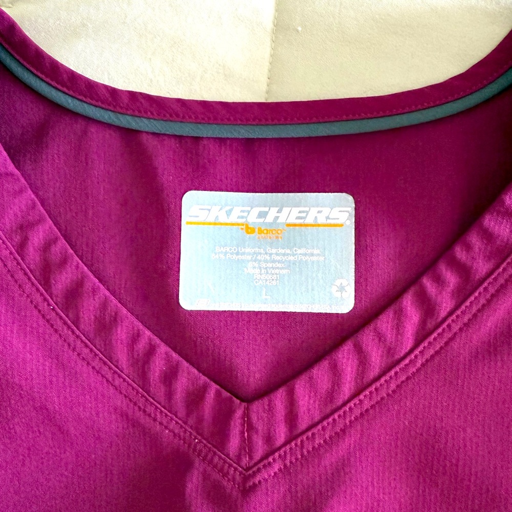 Skechers by Barco 3 pocket curved hem V-neck scrub top. Large, burgundy - Picture 4 of 5